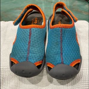 Kids Croc sandals Velcro straps in great condition.